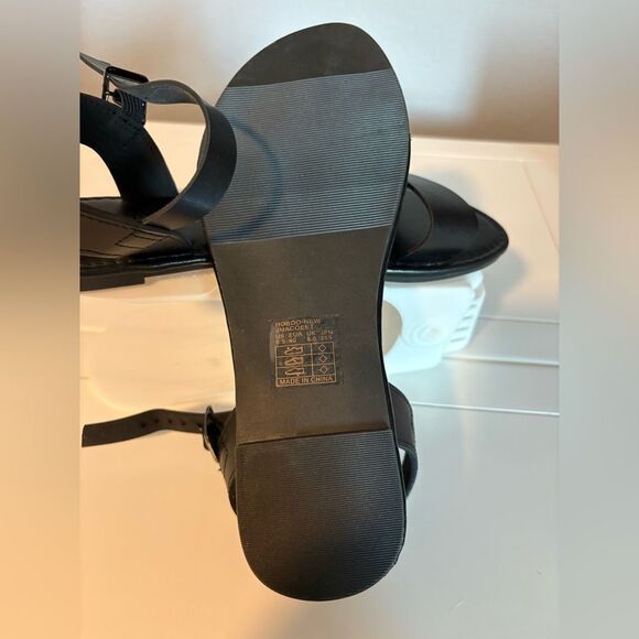 Dream Pairs Black Sandals - 8-1/2 - Picture 4 of 5